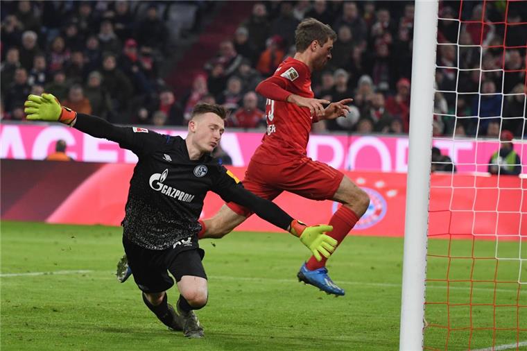 Bayern München ist in Torlaune: Hier schießt Thomas Müller (rechts) das 2:0, neben ihm Schalkes Torwart Markus Schubert. 