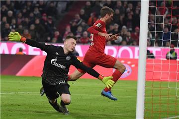 Bayern München ist in Torlaune: Hier schießt Thomas Müller (rechts) das 2:0, neben ihm Schalkes Torwart Markus Schubert. 