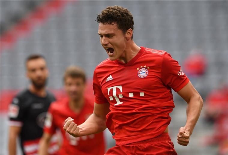 Bayern München legt wieder eine Torparade hin. Hier jubelt Benjamin Pavard über sein Tor zum 2:0. 