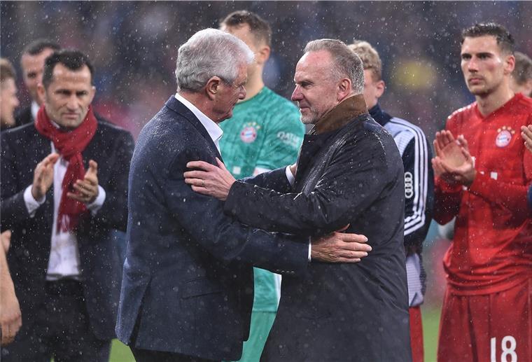 Bayern Münchens Vorstandsvorsitzender Karl-Heinz Rummenigge (rechts) tröstet vermeintlich aus spontaner Betroffenheit heraus Hoffenheims Mäzen Dietmar Hop.