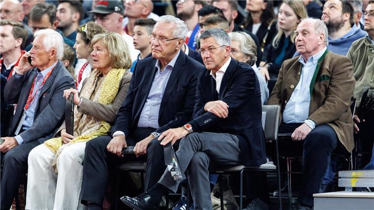 Bayern-Präsident Herbert Hainer und Ehrenpräsident Uli Hoeneß sahen ein rasantes Match.