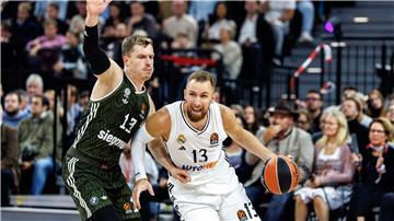 Bayern-Profi Andreas Obst (links) im Duell mit Reals Dzanan Musa.
