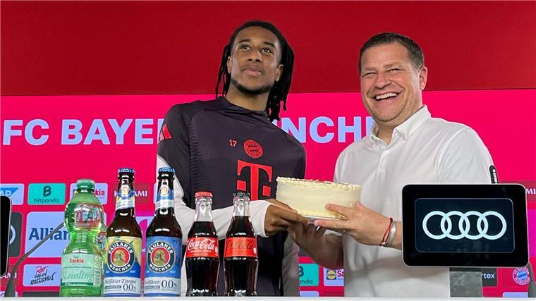 Bayern-Sportvorstand Max Eberl setzt auf Attacke auf dem Platz.