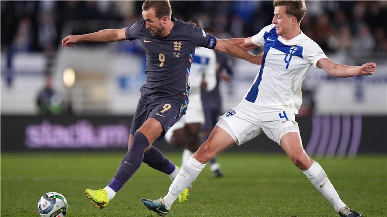 Bayern-Stürmer Harry Kane (l) siegt mit England in Helsinki.