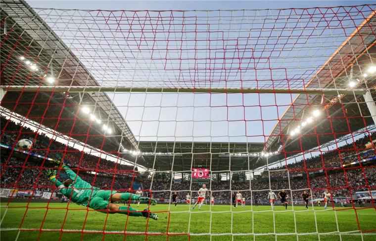 Bayern verpasst in Leipzig Sieg und Tabellenführung Bayern-Torwart Manuel Neuer kann den Elfmeter von Emil Forsberg (Mitte) nicht halten.