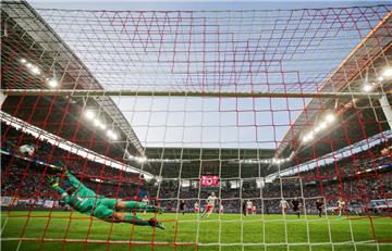 Bayern-Torwart Manuel Neuer kann den Elfmeter von Emil Forsberg (Mitte) nicht halten.