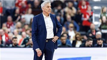 Bayerns Basketballer mit Coach Gordon Herbert gewinnen im BBL-Pokal in Bonn.
