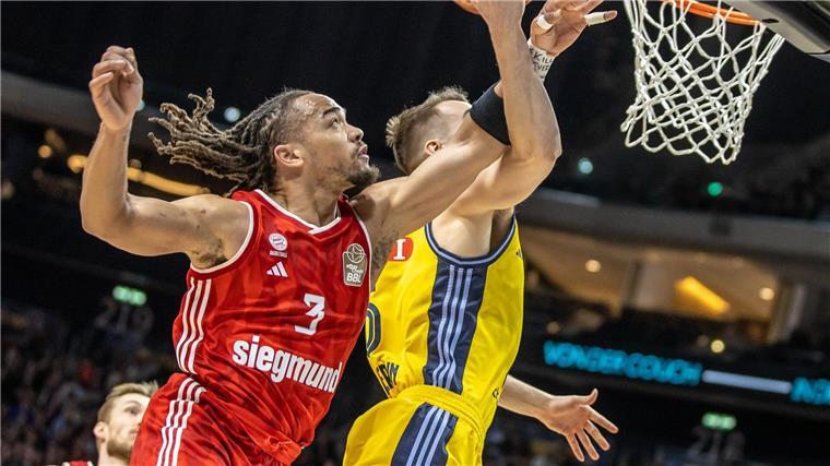 Bayerns Carsen Edwards steigt Albas Malte Delow zum Korb hoch