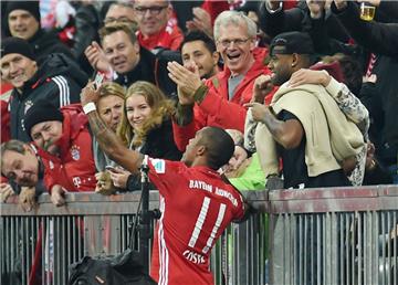 Bayerns Douglas Costa de Souza macht nach seinem Treffer zum 2:0 ein Selfie mit Zuschauern.
