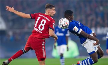 Bayerns Leon Goretzka (links) und Schalkes Breel Embolo kämpfen um den Ball. 