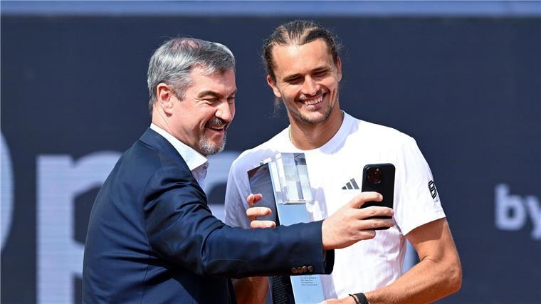 Bayerns Ministerpräsident Markus Söder machte ein Selfie mit Turniersieger Alexander Zverev.