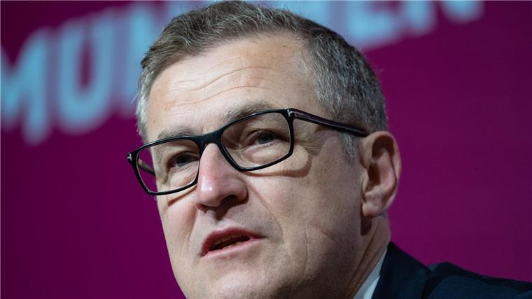 Bayerns Vorstandschef Jan-Christian Dreesen hält Fernreisen für alternativlos.