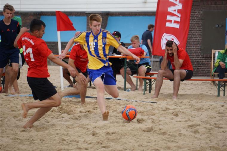 Beachsoccer-Spaß im Weserstrandbad mit zehn Teams Beachsoccer in Bremerhaven - das macht gute Laune.