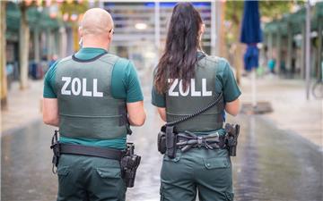 Beamte der "Finanzkontrolle Schwarzarbeit" des Zolls waren am Mittwoch in der Bremerhavener Fußgängerzone unterwegs.