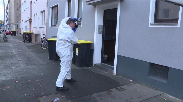 Getötete Leonie: Ex-Freund zu elf Jahren Haft verurteilt Beamte der Spurensicherung arbeiten vor einem Haus in Hannover.