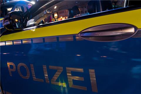 Fahrzeuge der Polizei mit Blaulicht