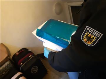 Beamten haben am Donnerstag in Hamburg ein Haus durchsucht. Es wurden Hinweise auf Schleusungen ghanaischer Personen nach Deutschland gefunden.