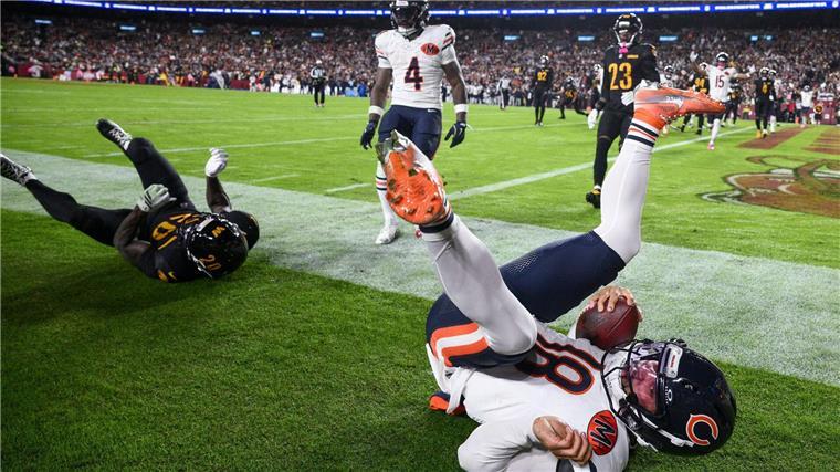 NFL: Zweite Bills-Pleite in Folge - Bears feiern spät Bears-Spielmacher Caleb Williams trug den Ball zum 13:0 selbst in die Endzone.