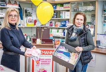 Beata Wandzioch (links) vermarktet selbstgenähte Mundbedeckungen. Unter anderem kann man im Sanitätshaus Höftmann bei Theresia Vollrath (rechts) diese Masken erwerben.