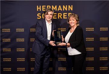 Beate Grewe durfte den Award in Empfang nehmen.