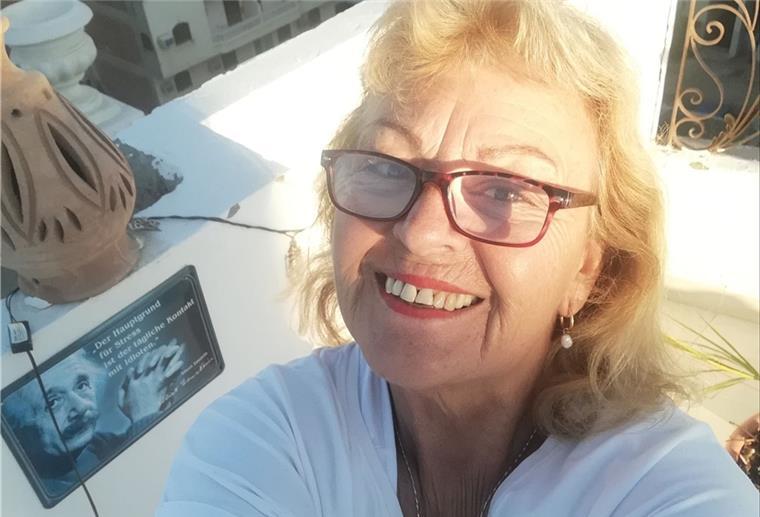 Beate Hauhut auf einem Balkon in Ägypten, schaut in die Kamera