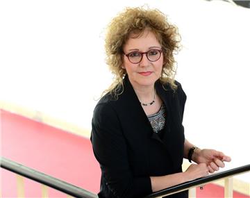 Beate Porombka leitet die Bremerhavener VHS seit 2007. Die 55 Jahre alte Geisteswissenschaftlerin hat in Kiel studiert und promoviert und arbeitet seit mehr als 20 Jahren in der Erwachsenenbildung. Sie stammt aus Moers in Nordrhein-Westfalen und lebt heute in Bremerhaven-Mitte. 