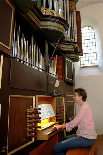 Beate Szillat spielt regelmäßig die Orgel in Zeven, Heeslingen und Gyhum.  Schon als Jugendliche war sie von Kirchenmusik begeistert.
