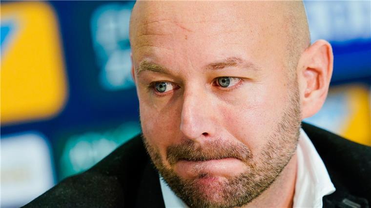 Hoffenheim räumt auf: Drei Geschäftsführer um Rosen weg Bedröppelte Miene: Für Rosen geht es bei der TSG nicht weiter.