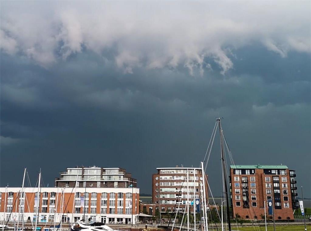 Bedrohliche Wolken über dem Neuen Hafen von Bremerhaven. Foto: Andreas Grotheer