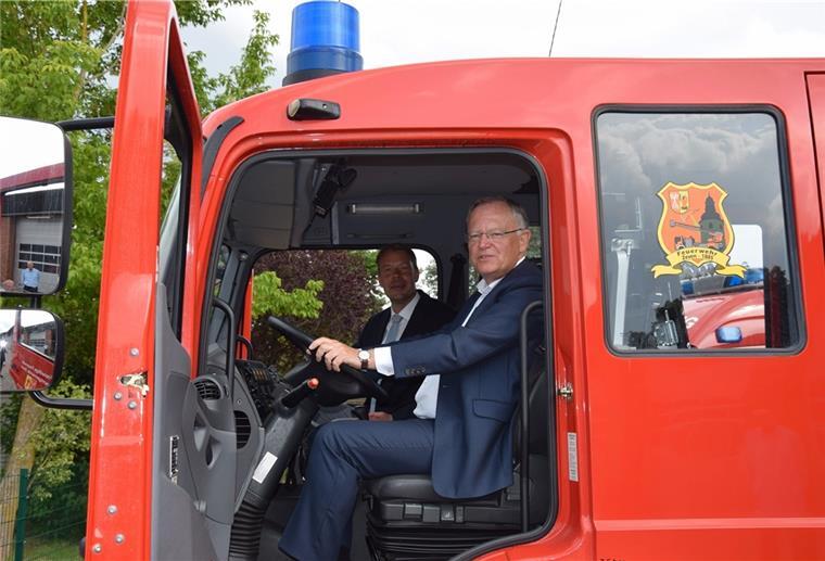 Beeindruckt von der technischen Ausrüstung zeigte sich der niedersächsische Ministerpräsident Stephan Weil, als er mit Bürgermeister Henning Fricke die Zevener Feuerwehr besuchte.