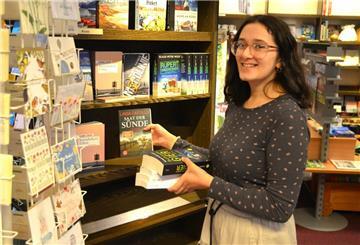 Frida Slominski von der Buchhandlung Schließke in Bad Bederkesa erkennt unabhängig vom Valentinstag eine höhere Nachfrage nach Liebesgeschichten, "um dem Schrecken des Alltags etwas Positives entgegenzusetzen".