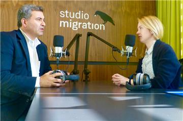 Befragung im Aufnahmestudio des Ausstellungsraums „Studio Migration“ im Deutschen Auswandererhaus. 