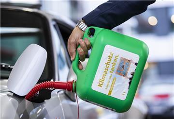 Ein Auto wird mit einem Kanister mit der Aufschrift «Klimaschutz könnte man Tanken - E-Fules for Future» an einer Tankstelle während einer E-Fuels-Probefahrt im Rahmen der Stuttgarter Mobilitätswoche mit E-Fuel betankt.