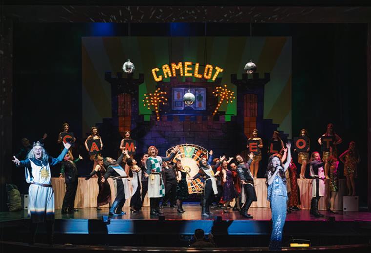 Türchen 25: Tickets für das Stadttheater Bremerhaven Eine Szene aus dem Stadttheater Bremerhaven von Monty Pythons herrlicher Musicalparodie SPAMALOT.