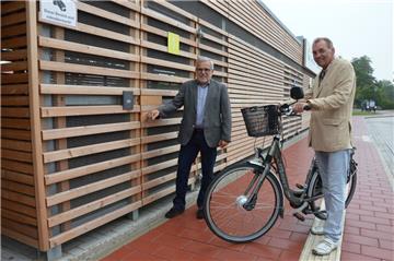 Begegnung an der Rad- und Busstation: Jürgen Zehm, Erster Stadtrat von Geestland (links), schildert Dietmar Graff aus Bad Bederkesa die Vorzüge des Angebots für mehr Mobilität.