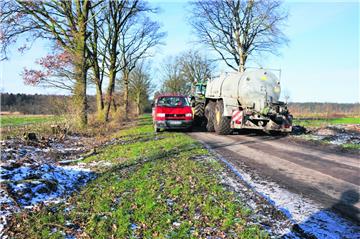 Begegnung auf dem Heuweg: Der Fahrer des landwirtschaftlichen Gespanns weicht in den Seitenraum aus und hinterlässt tiefe Spuren.
