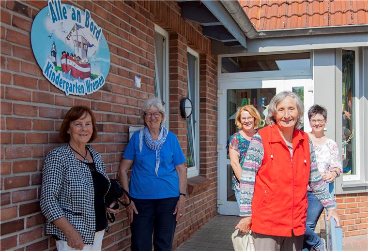 Begegnung der Wremer Kindergarten-Generationen im 50. Jahr des Bestehens: Inge Schlüter (von links), Helga Lutz, Adriana Kurfeld, Elke Kröger und Astrid Endrowait.