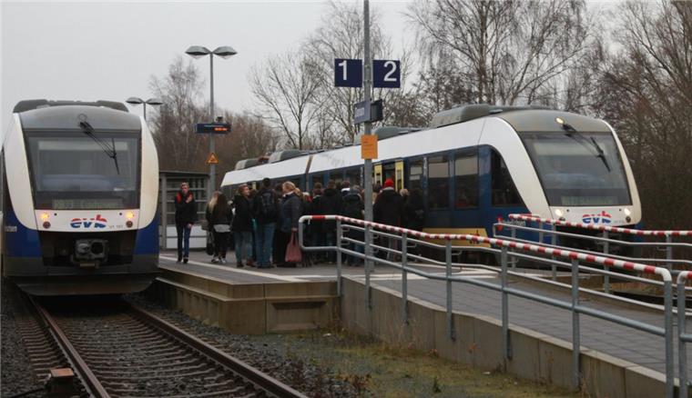 Immer wieder Zugverspätungen zwischen Dorum und Bremerhaven Begegnungsbahnhof Dorum: Hier können Züge auf der sonst eingleisigen Strecke Bremerhaven–Cuxhaven parallel einfahren. Verspätet sich einer der Züge, muss der andere auf ihn warten. „Dadurch potenzieren sich Probleme sehr schnell“, sagt EVB-Sprecherin Andrea Stein.