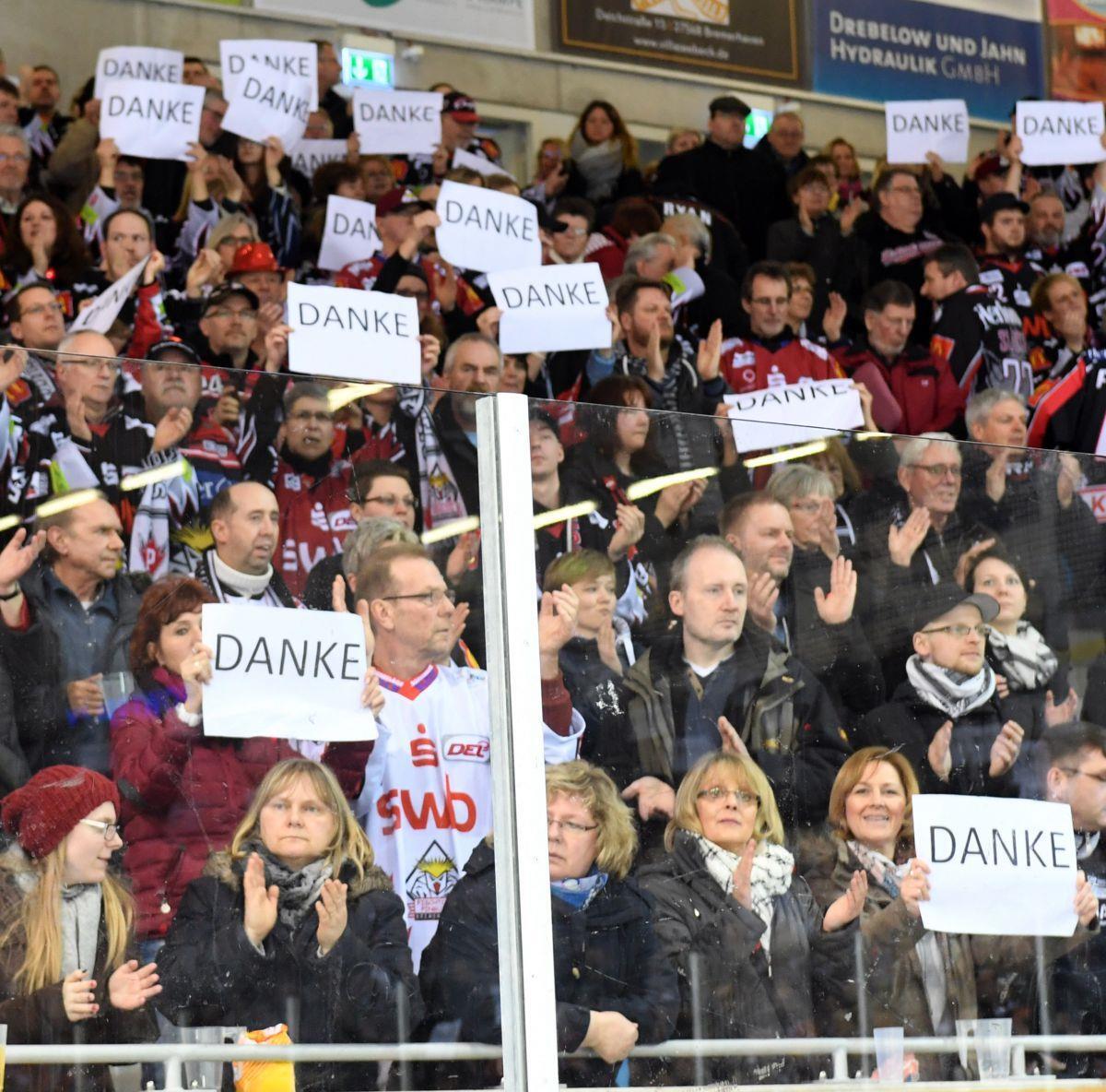 Begeisterte Fans in der Eisarena.
