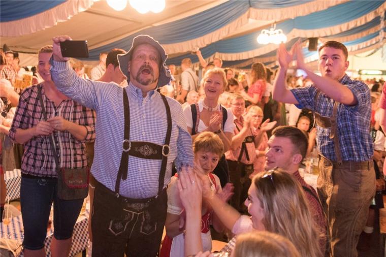 Begeisterung beim Einmarsch der Kapelle auf dem Oktoberfest in Stotel.