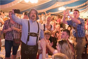 Begeisterung beim Einmarsch der Kapelle auf dem Oktoberfest in Stotel.