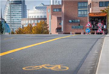 Beginn der Straßenmarkierungsarbeiten für den neuen Radfahrstreifen beidseitig auf der Bremerhavener Kennedybrücke.