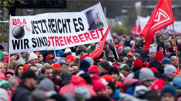 VW-Tarifrunde: Weiter keine Einigung Begleitet von einem flächendeckenden Warnstreik waren beide Seiten in Wolfsburg zu ihrer vierten Tarifrunde zusammengekommen.