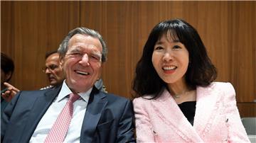 Begleitet von seiner Frau nimmt Altkanzler Schröder an der Landtagssitzung in Hannover teil.