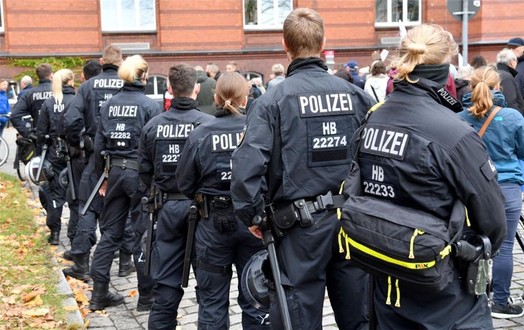 Begleitet von starken Polizeieinheiten kann die Demonstration in Bremerhaven stö...