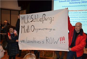 Dr. Wolfgang Trescher und seine Frau Ilonka Timm-Trescher halten am 9. März 2018 ein Transparent im Zevener Rathaussaal hoch