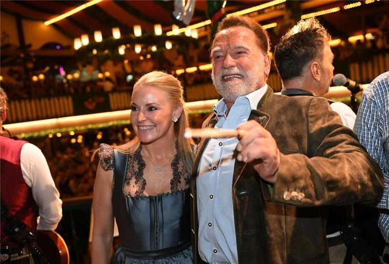 Schwarzenegger gibt auf der Wiesn den Takt an Begleitet wurde Schwarzenegger von seiner Lebensgefährtin Heather.