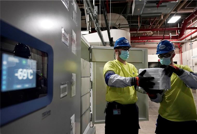 USA, Portage: Behälter mit dem Covid-19-Impfstoff von Pfizer-BionTech werden für den Versand in der Pfizer Global Supply Kalamazoo Produktionsstätte vorbereitet.