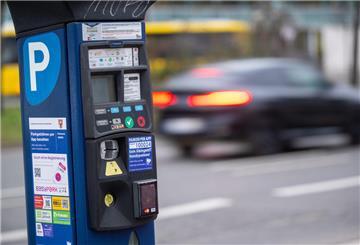 ARCHIV - 02.02.2024, Berlin: Behörden warnen vor Betrügereien an Parkautomaten, bei denen Kriminelle echte QR-Codes überkleben. (zu dpa: «Polizei warnt vor gefälschten QR-Codes an Parkautomaten») Foto: Monika Skolimowska/dpa/dpa-tmn +++ dpa-Bildfunk +++