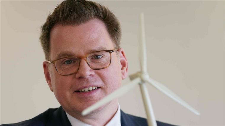 Behördenpräsident Heegewaldt nennt den Ausbau der Windkraft auf See eine „Erfolgsgeschichte“ (Archivbild)